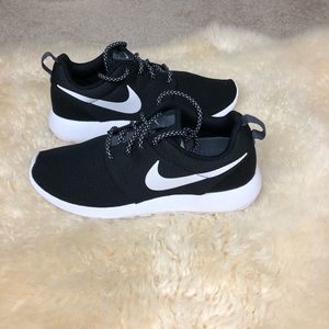 Nike Shoes - ✔️New ✔️Nike Black and white roshe Nike Shoes - ✔️New ✔️Nike Black and white roshe